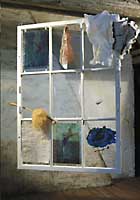 Regina Liedtke, Objekt: Alles hat zwei Seiten oder Kommen Sie rein, dann können Sie rausgucken! 2002, 1,50 x 1,10 m / Fenster-Objekt - div. Materialien